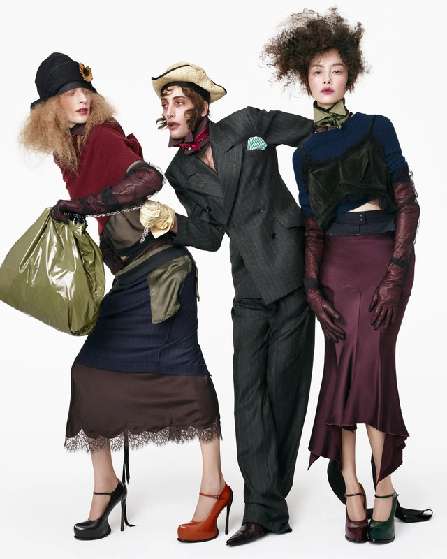 John Galliano x Zara, tre look Re{form} tra completo sartoriale, layering e gonne asimmetriche