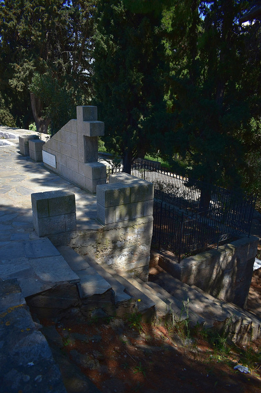 Ο τάφος του ποιητή Γιάννη Σκαρίμπα (3)