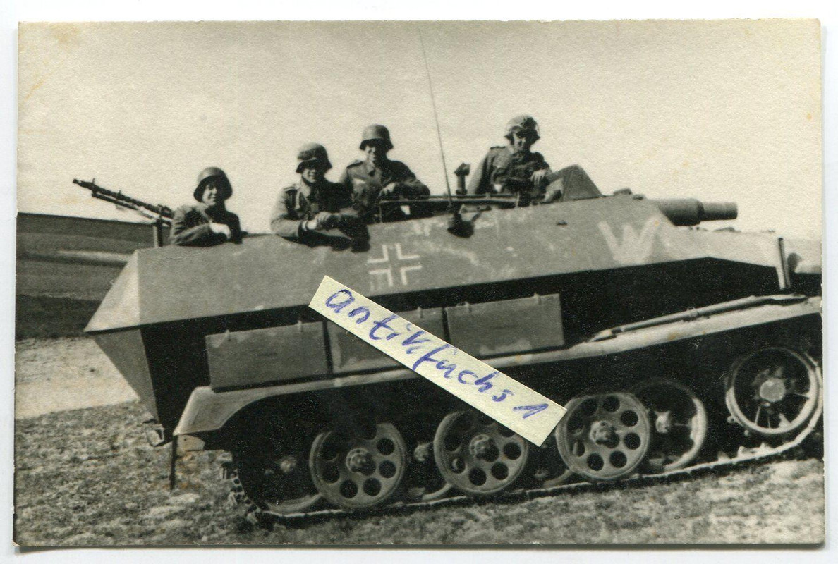 WH-Schützen-Panzer ( 251-9) mit W in Frankreich-