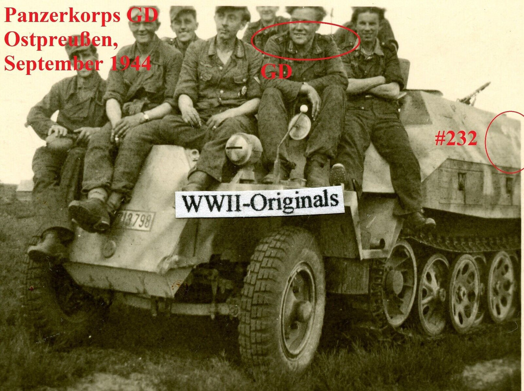 Foto Panzer Korps GD Halbkette Sd.Kfz. 251 Ostpreußen Sept. 44 Fhr.-Begl.-Btl