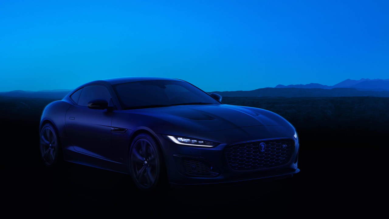 006_Jag_F-TYPE_24MY_Coupe_Exterior_Front_3Qr_003_PR_111022