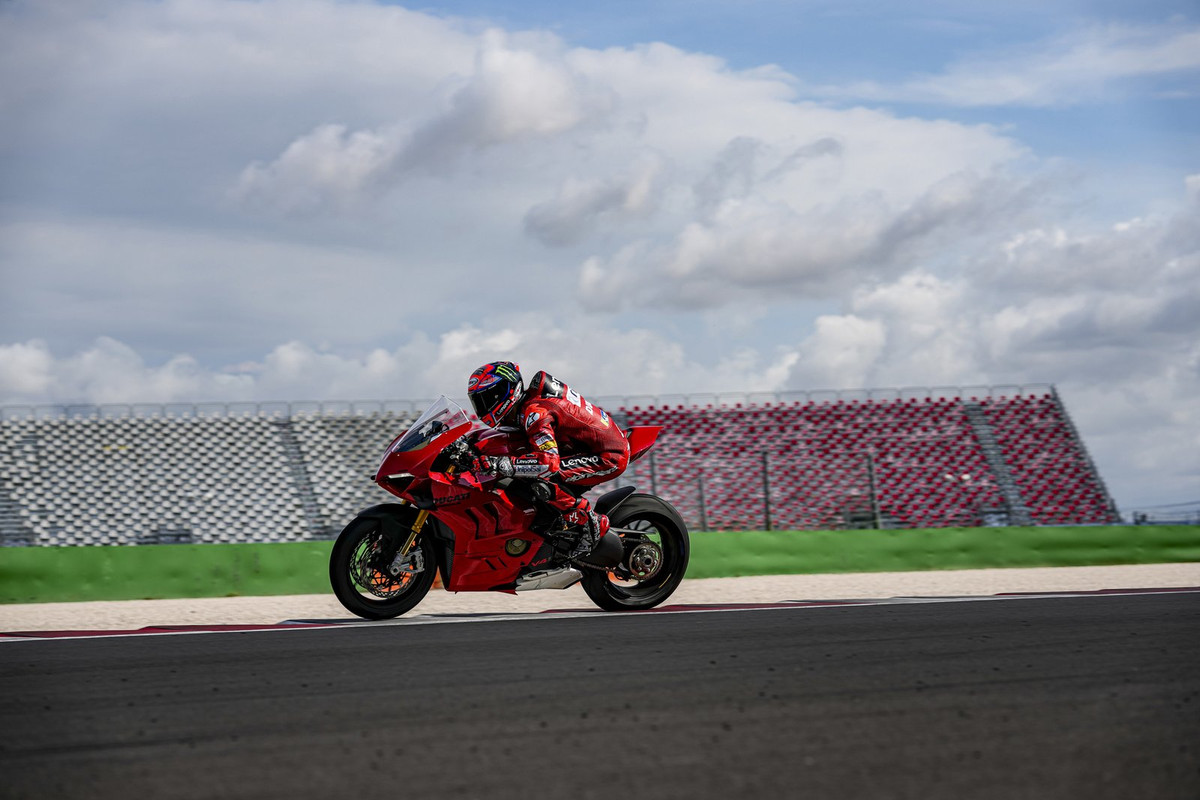 Супербайк Ducati Panigale V4 2022