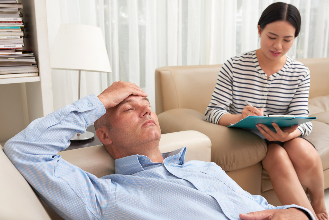 man reception psychologist