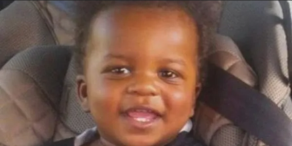 Dos niños meten a su hermana en el horno para jugar y la cocinan viva