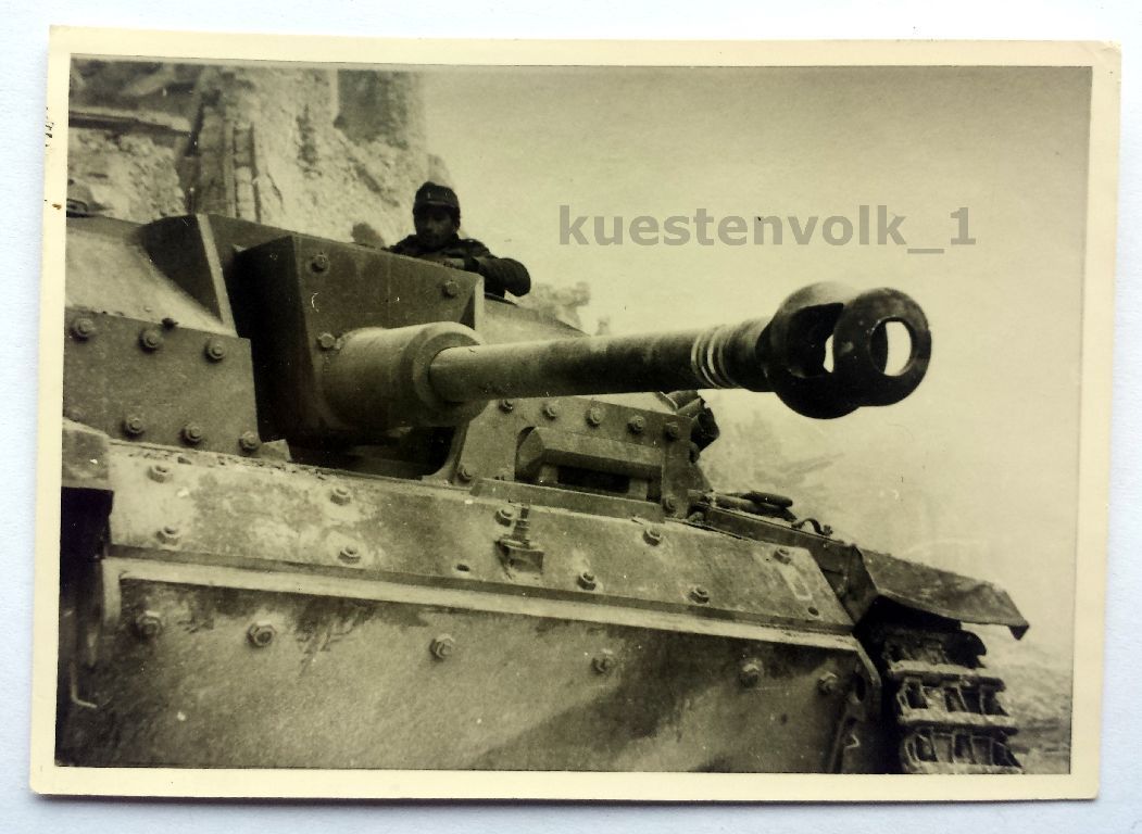 Orig. Foto Trümmer 2.WK Panzer mit Abschußringe 