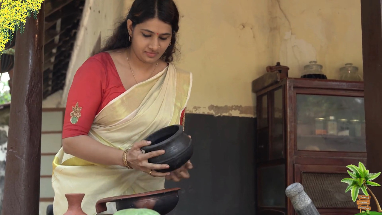 Curvy Beautiful Malyali Lady Sexy Big Boobs and Tummy in Kerala Saree.mkv_snapshot_00.45.898