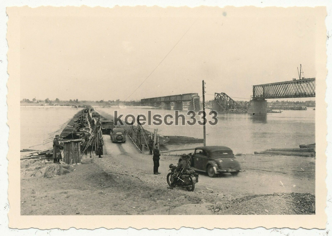 Foto Ostfeldzug der 297. ID - Pontonbrücke über den Dnjepr bei Krementschug