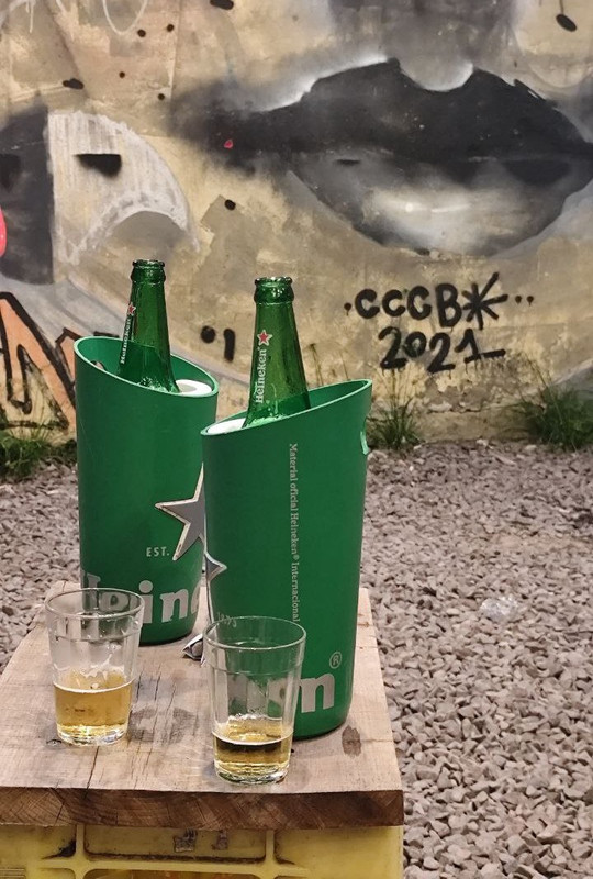 duas heineken 600ml em cima de uma mesa feita de caixa de cerveja
