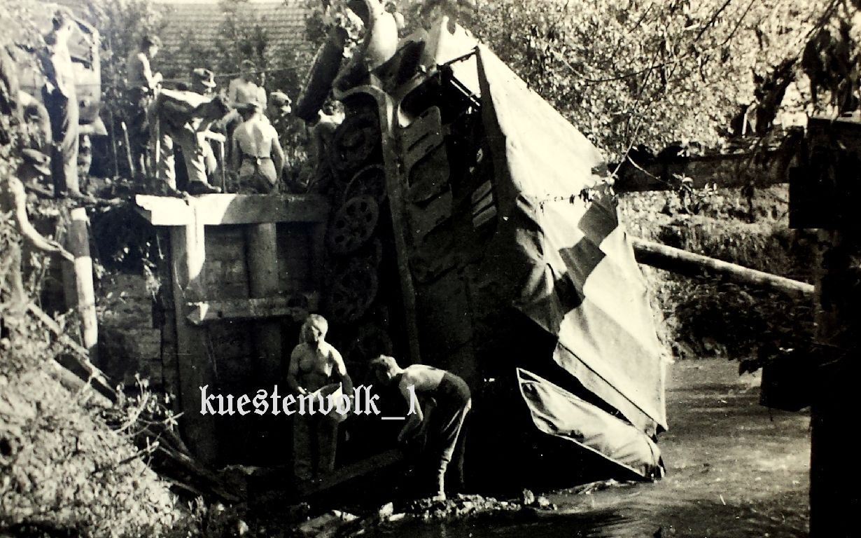 Orig. Foto SdKfz Halbkette von Brücke gestürzt 2.WK Tank LKW Vor