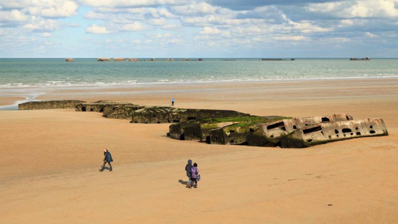 Restos del puerto artificial construido por los Aliados en Arromanches, en Normandía. GETTY IMAGES