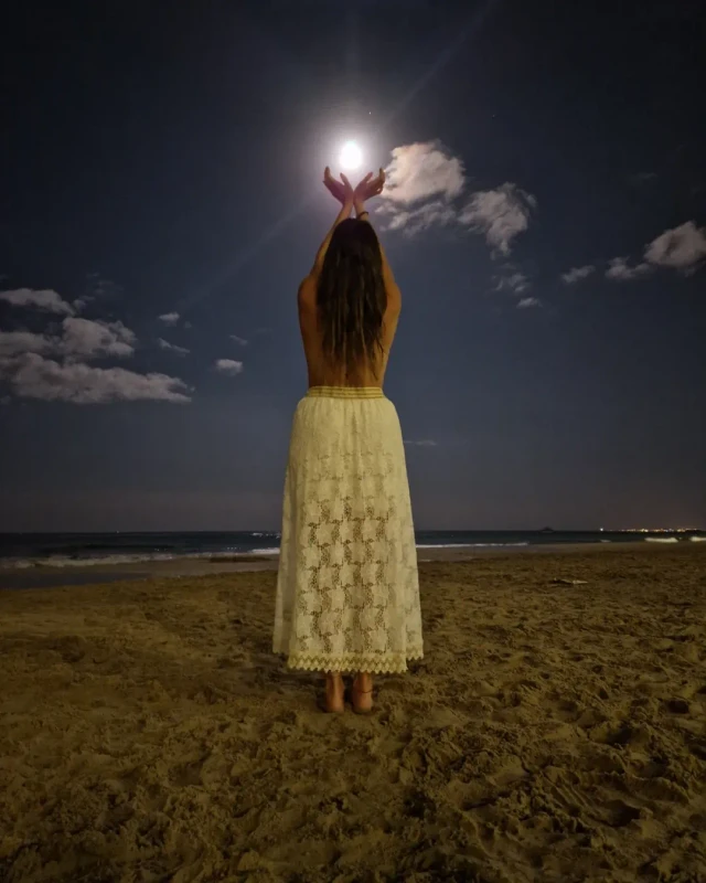 Luna-llena-Luna-azul-Luna-madre-luna-abuela-Luna-que-banas-mi-piel-y-mi-alma-en-este-momento.webp