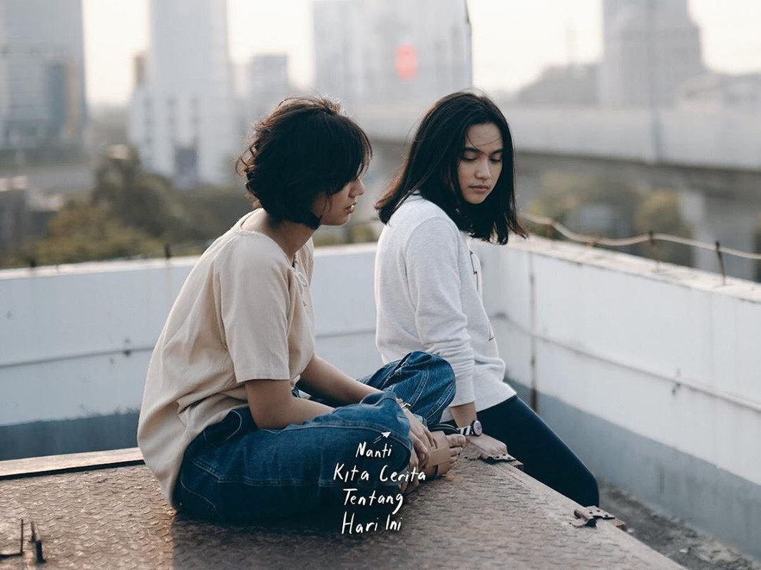 Sheila Dara dan Rachel Amanda dalam film Nanti Kita Cerita Tentang Hari Ini
