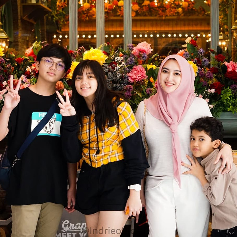 Indriani Hadi bersama ketiga anaknya