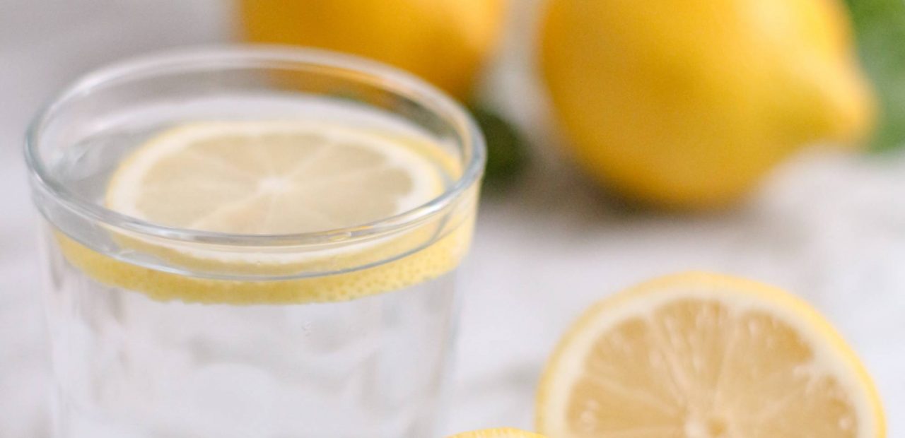 10 benefici di bere acqua tiepida e limone al mattino