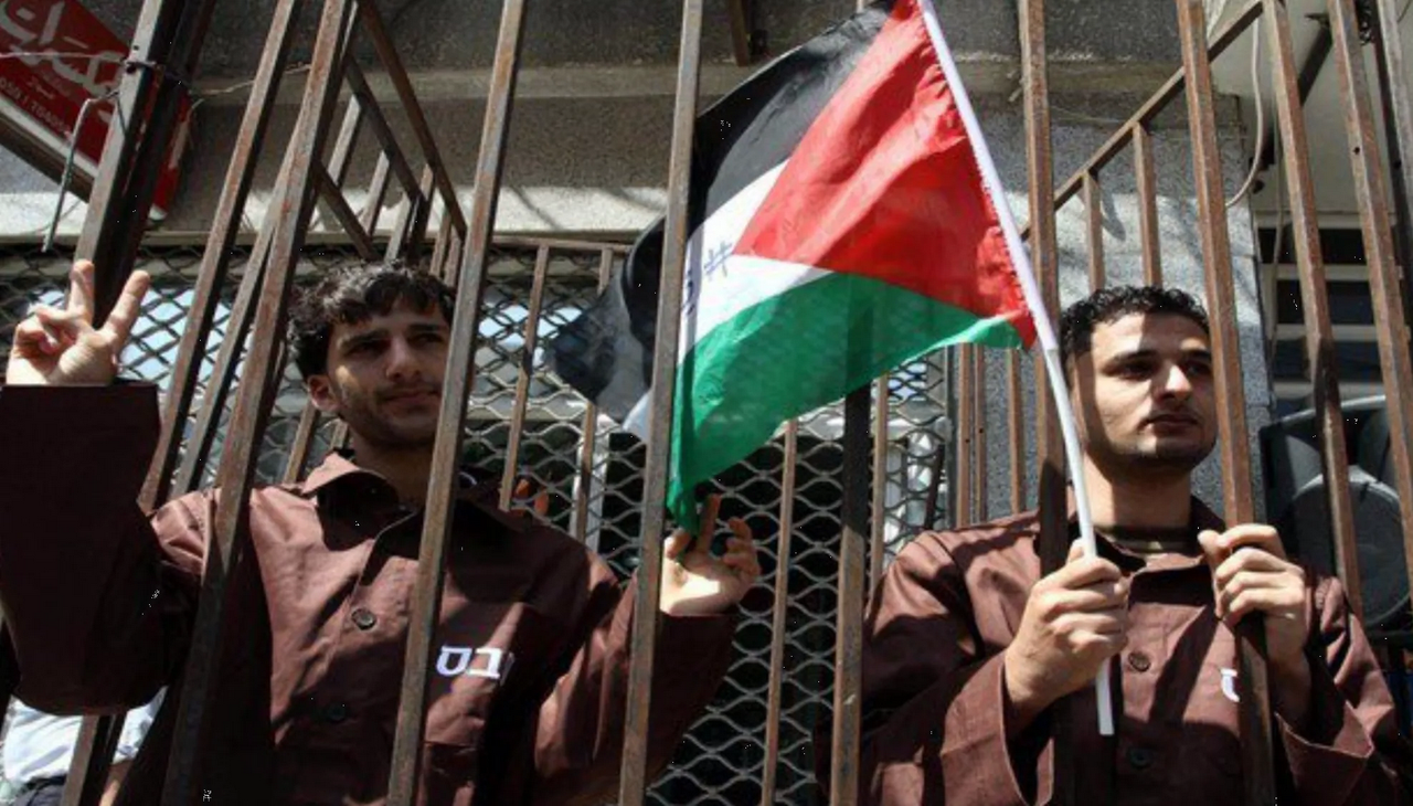 Israel libera a 150 presos palestinos
