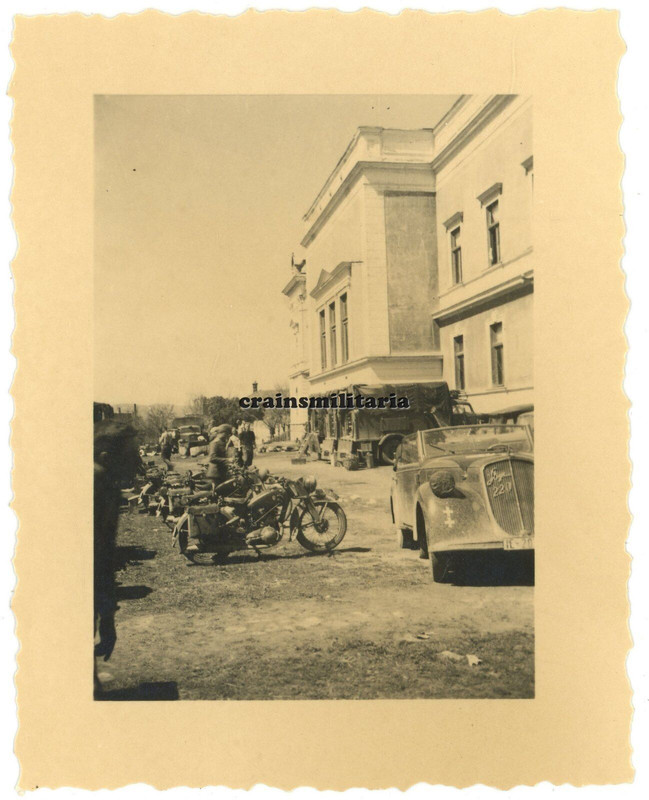 Orig. Foto Steyr 220 Pkw mit 60.ID Wappen Zündapp Krad b. Schloss Serbien 1941