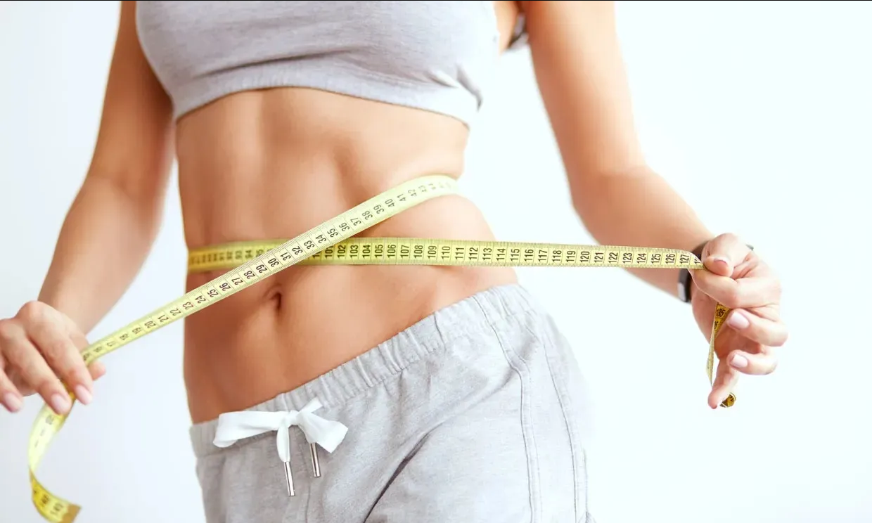 Baja de peso rápido con este ejercicio japonés que equivale a 100 abdominales