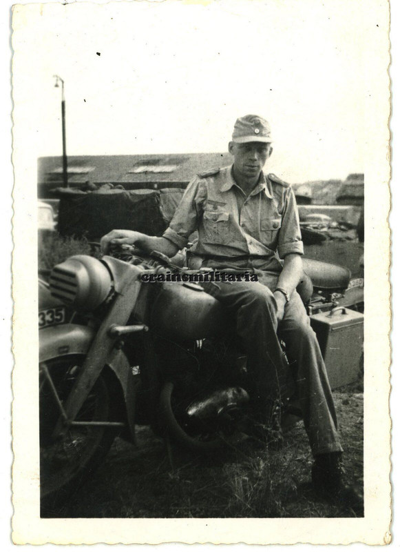 Orig. Foto Kriegsmarine Kradmelder mit Motorrad in Italien 1944 Tropen Tarn (1)