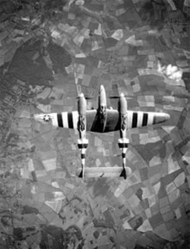 P-38 con bandas de invasión participando en la campaña de Normandía