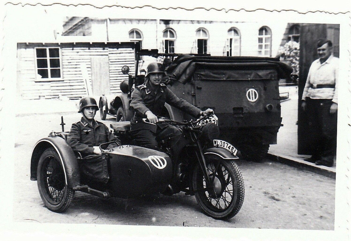 Luftwaffe-Motorradgespann WL Nummernschild WH-Kübel Staffelkennung