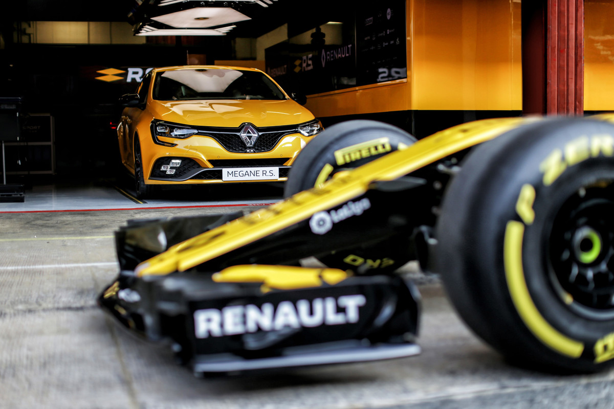 212141642018NewRenaultMGANERSTROPHYandtheRenaultRS18singleseater