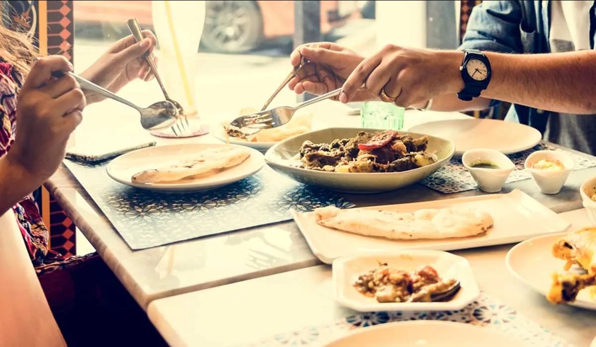 ¿Es correcto poner los codos en la mesa cuando comes? Esto debes saber