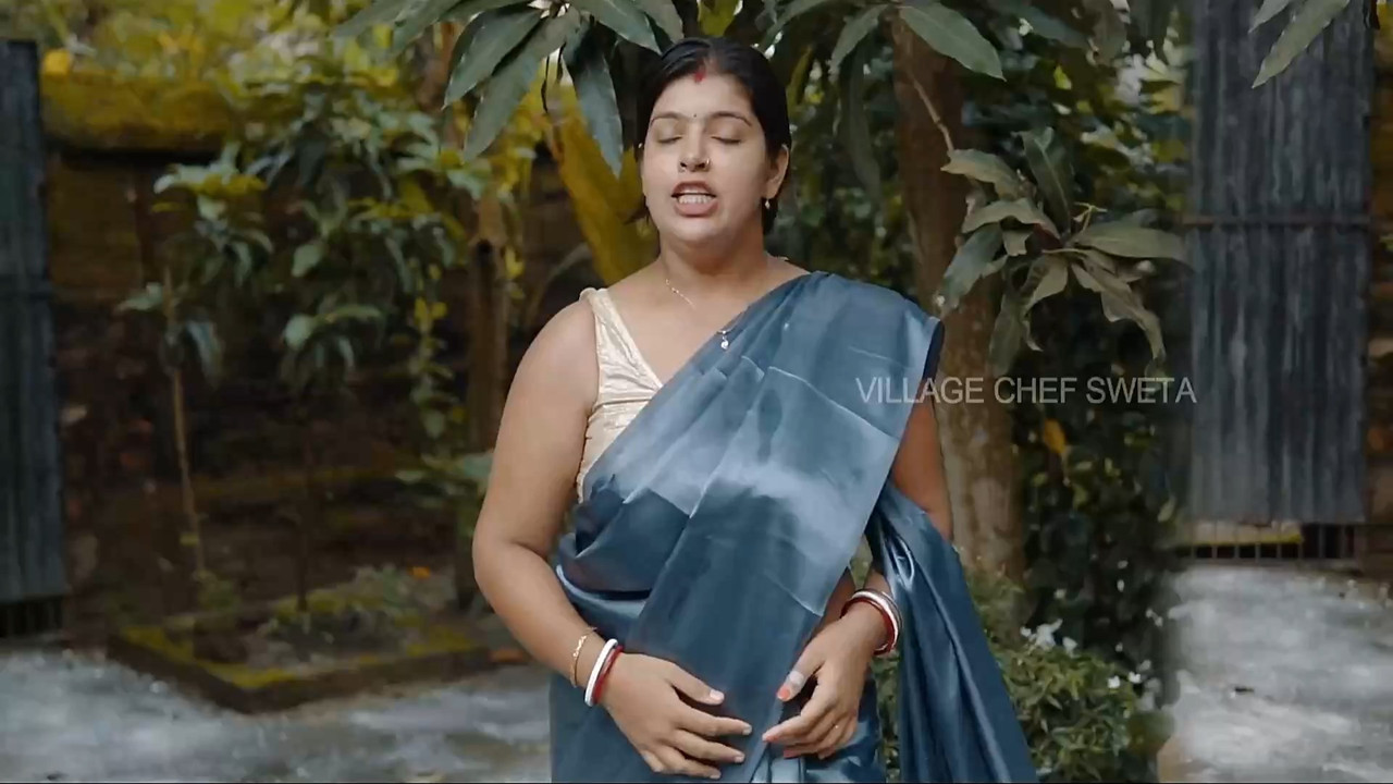 Chubby aunty sexy dance in grey saree.mkv_snapshot_02.00.000