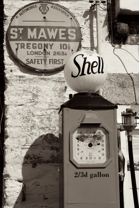 blacknwhite-shell-pump.jpg