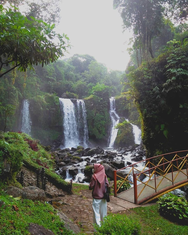 Pengunjung berpose di kawasan Lokawisata Baturraden, Purwokerto, Jawa Tengah.