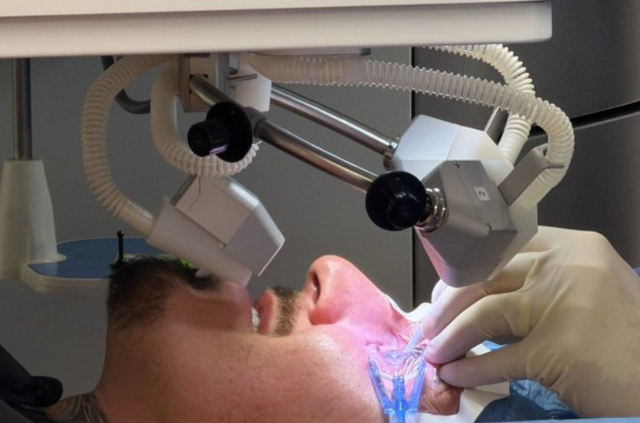 Том Аспинъл премина втора операция на окото въпреки твърденията на Дейна Уайт