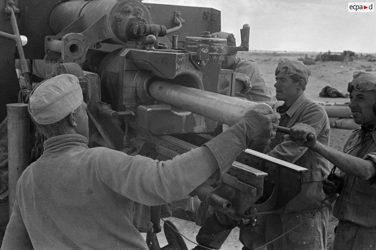 Une pièce de 8,8 cm FlaK-37 en action.3
