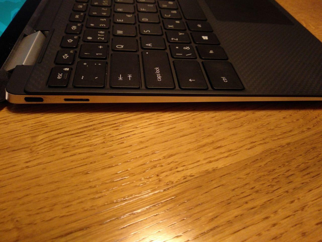 Laptop z levé strany