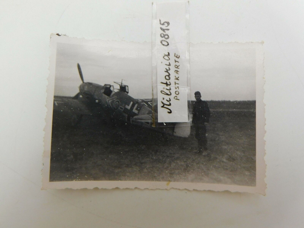 Top Foto ca. 1943 BF 109 auf Flugplatz mit Kennung 100 Abschüsse am Heck