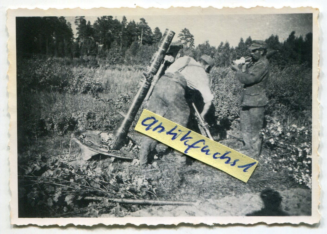 Deutsche Soldaten mit schwerem Granat-Werfer an der Ostfront 1944 (2)