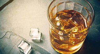 Το αλκοόλ φέρνει τους ξένους πιο κοντά σωματικά 5ba89d013a450-epitrepta-oria-alkool-gia-tin-ygeia-mas