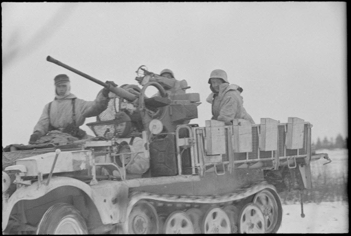 Un semi-chenillé Sd.kfz.10-4, armé d'un canon de 2 cm Flak 38.