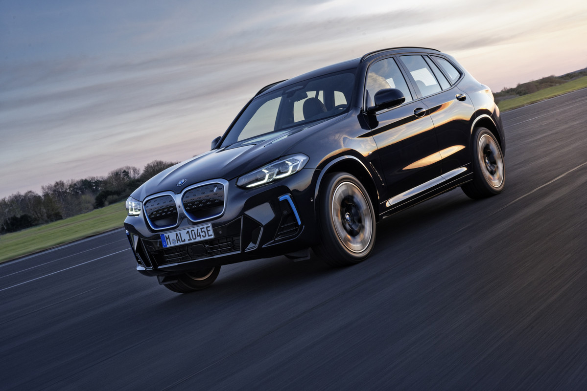 P90432163_highRes_the-new-bmw-ix3-8-20