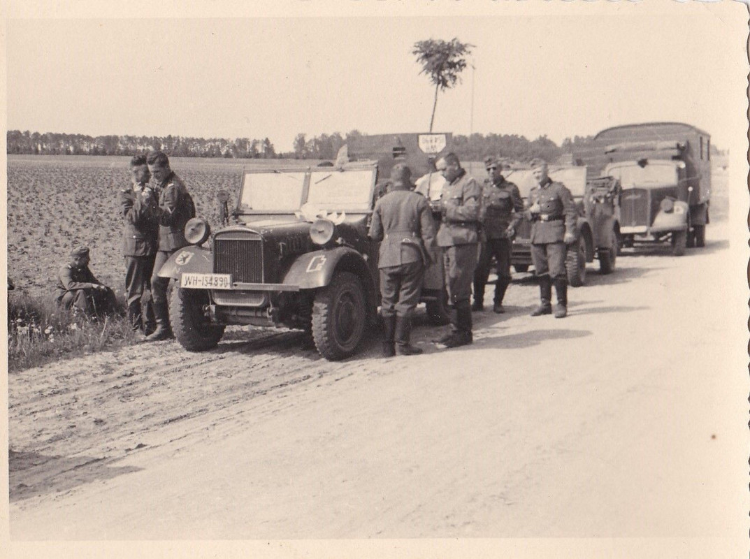 Auto LKWs Kübelwagen mit Divisionsabzeichen Wapp