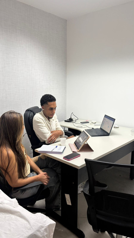 Alunos da ADSXPERT em aula prática utilizando computadores