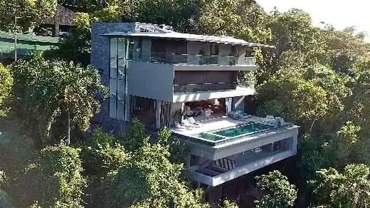 Funcionários trabalhando em fase avançada da nova Residência Guarujá