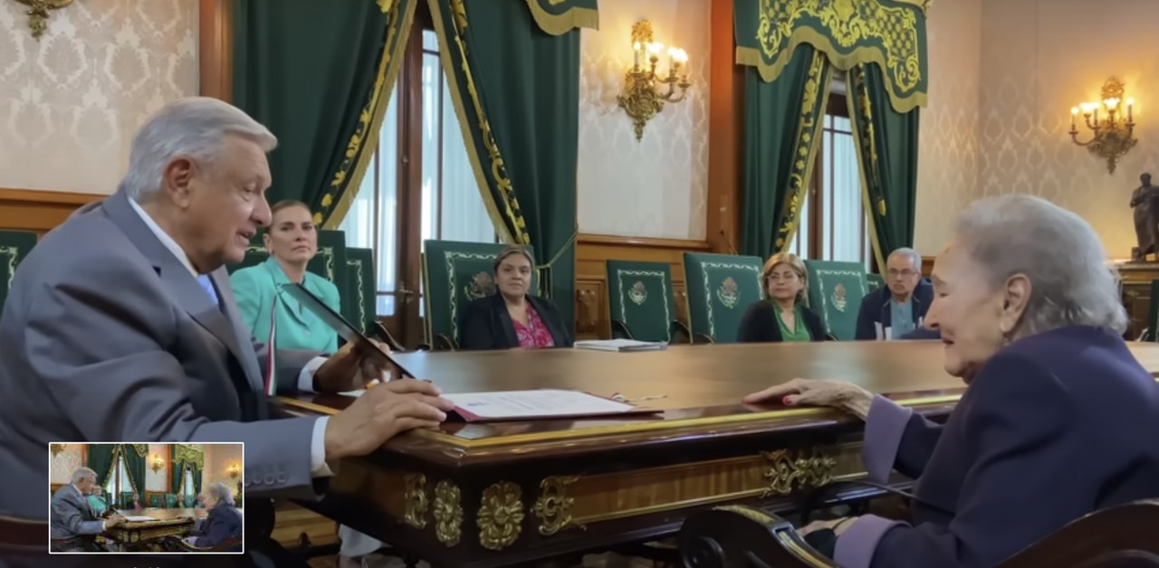 Hija de Gilberto Bosques recibe reconocimiento de la Unesco, en manos de AMLO