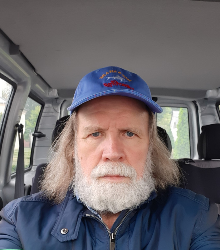 в бейсболке