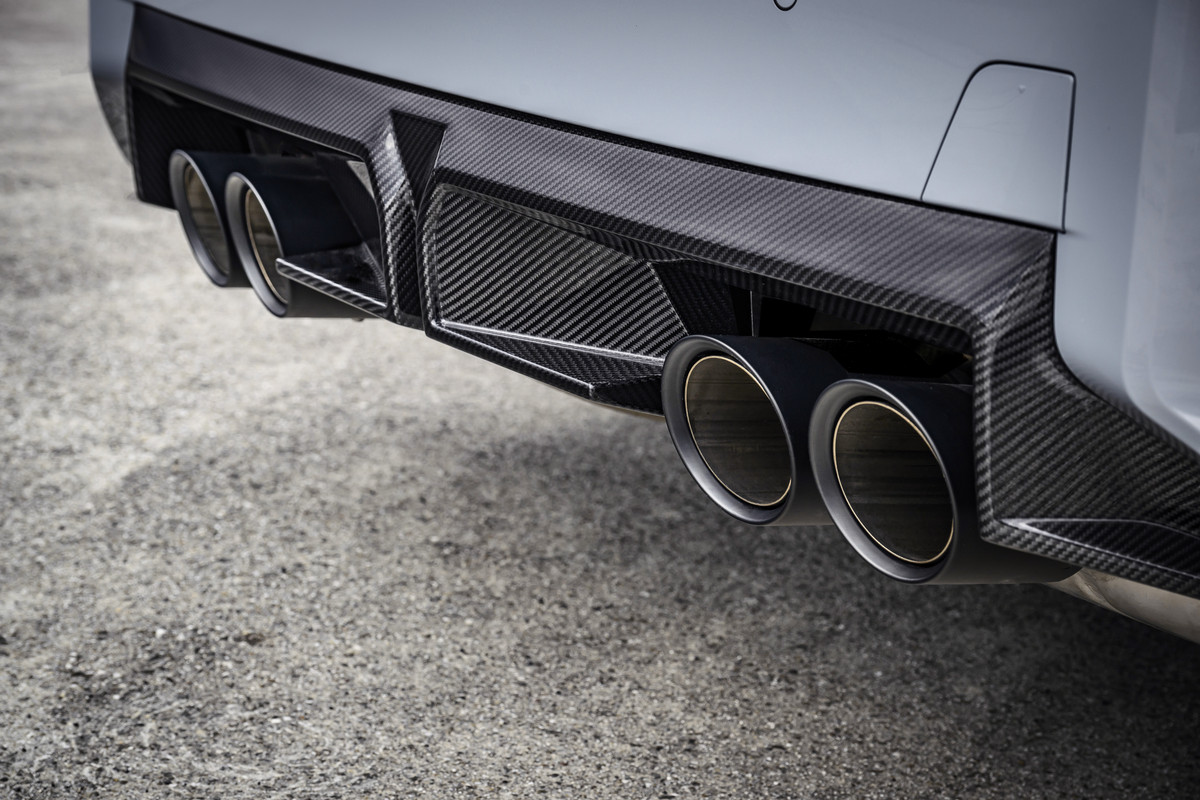 P90600889_highRes_the-new-bmw-m2-cs