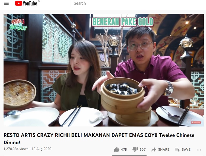 Ken & Grat saat mencoba menu dimsum berlapis emas di Twelve Chinese Dining.