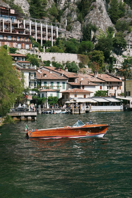 Segelboot in der Abenddämmerung auf dem See