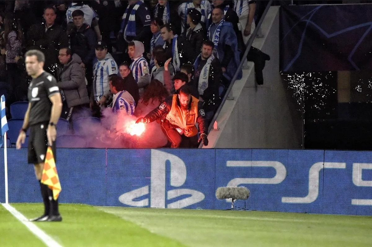 Fans del Benfica enloquecen y tiran bengalas contra el público en la Champions