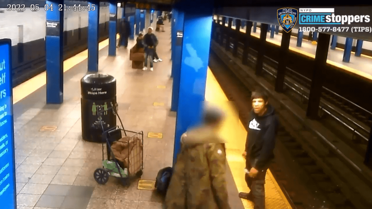 Captaron una pelea con cuchillos en una estación de Estados Unidos