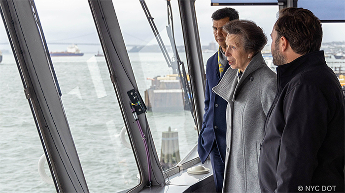 Putri Anne naik kapal menuju Staten Island