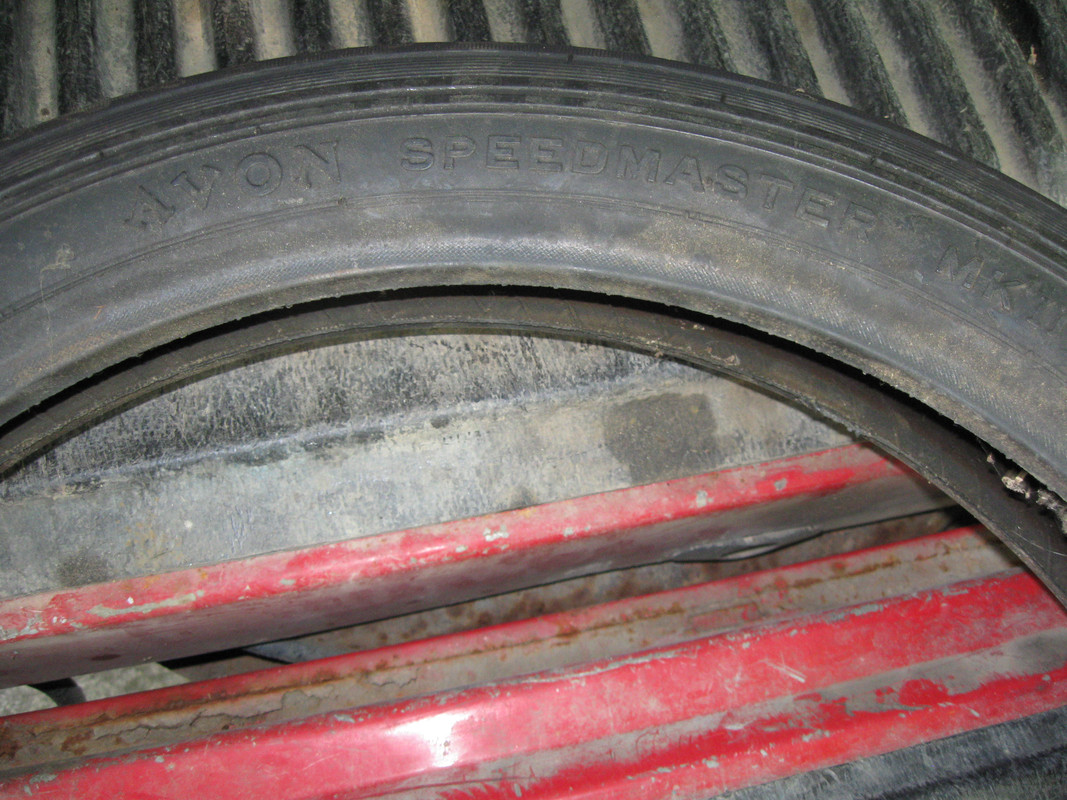 Avon 3.25 x 19" speedmaster tire