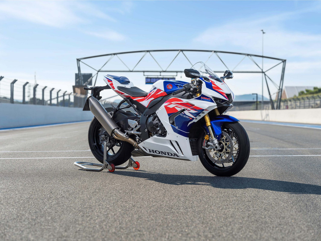 Спортбайк Honda CBR1000RR-R Fireblade SP 30th Anniversary 2022